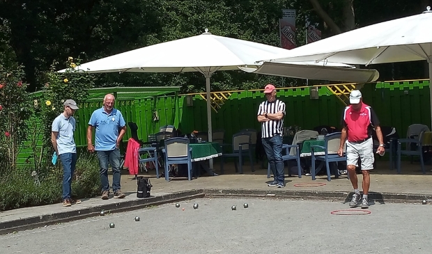 Een wedstrijd met toezicht van de scheidsrechter