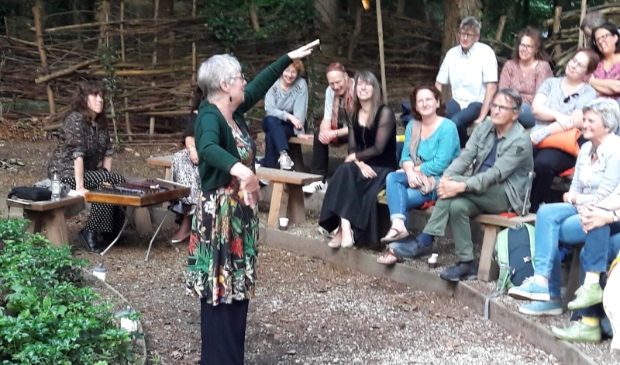 Esther de Jong vertelt op het Zomer Vertelpodium