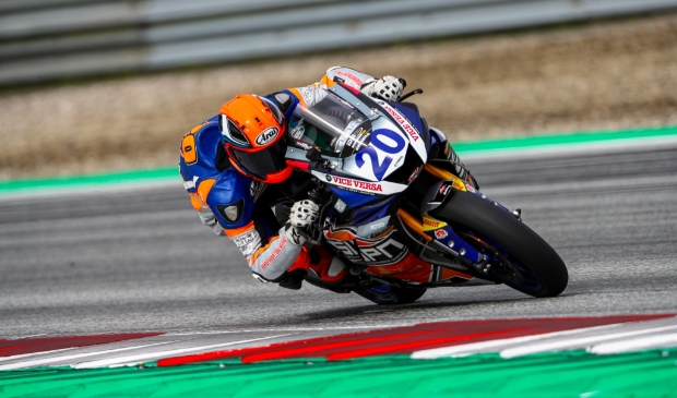 <p>Melvin van der Voort nam in tweede race revanche voor eerdere val.</p>