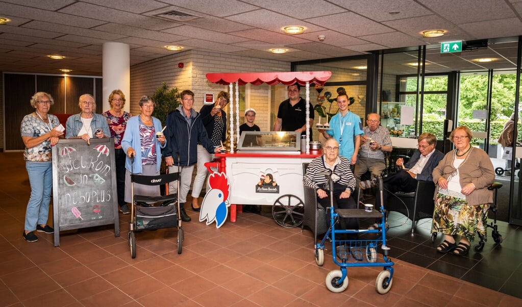 Bewoners van zorgcentrum NeboPlus in Barneveld genoten dinsdag van een ijsje, aangeboden door Agromix uit Lunteren. 