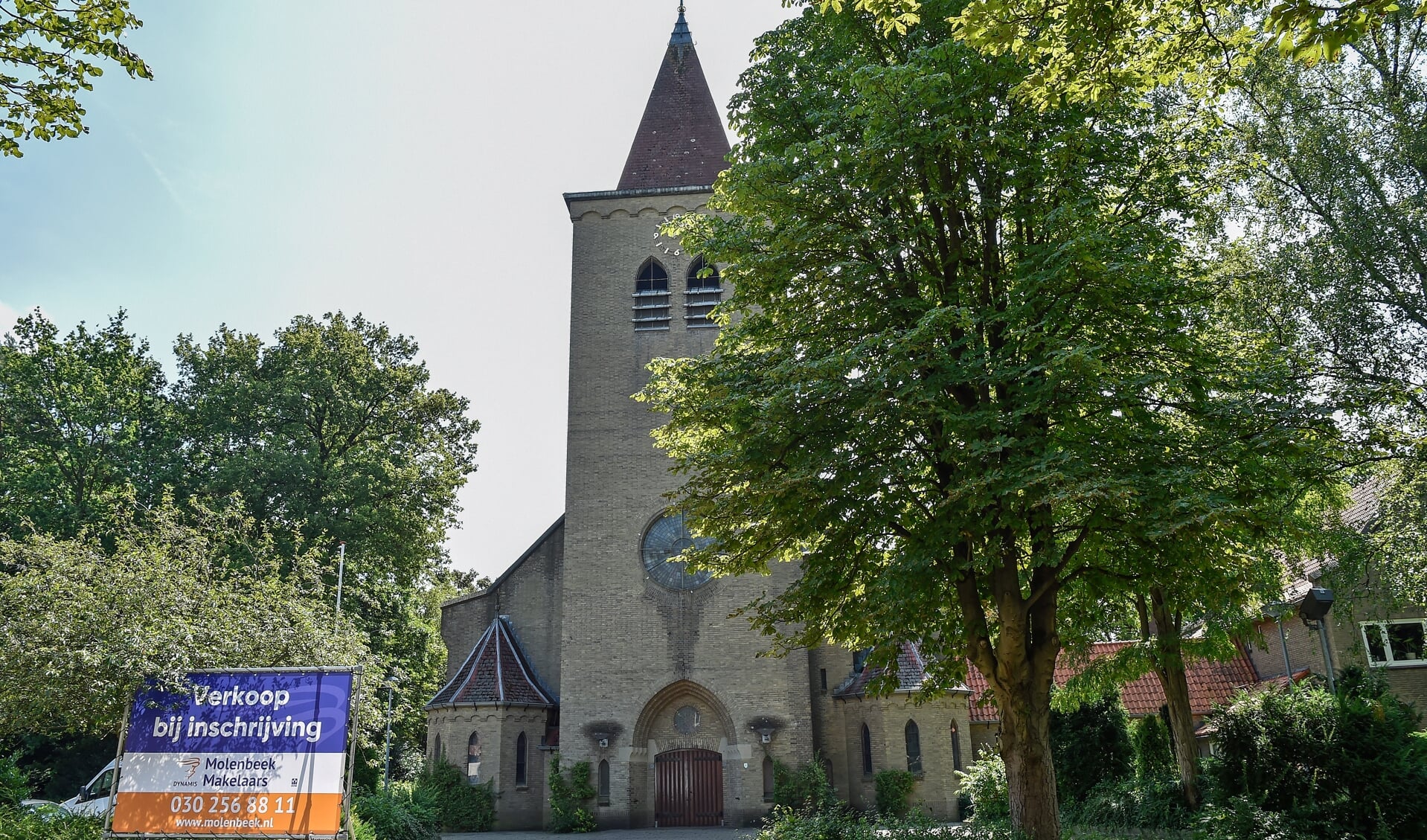 De Heilge Familiekerk aan de Sint Willibrordusstraat staat sinds deze week te koop.