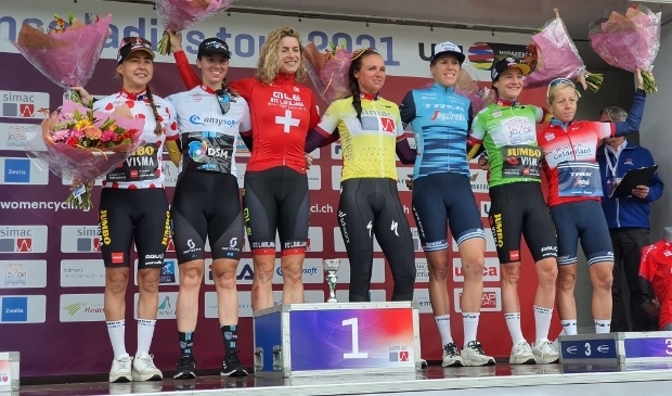 <p>Alle winnaressen van de diverse truien in de Simac Ladies Tour. In het geel winnares Chantal Van den Broek-Blaak, in de groene trui Marianne Vos, die ook drie etappes, waaronder de slotrit in Arnhem, wist te winnen.</p>