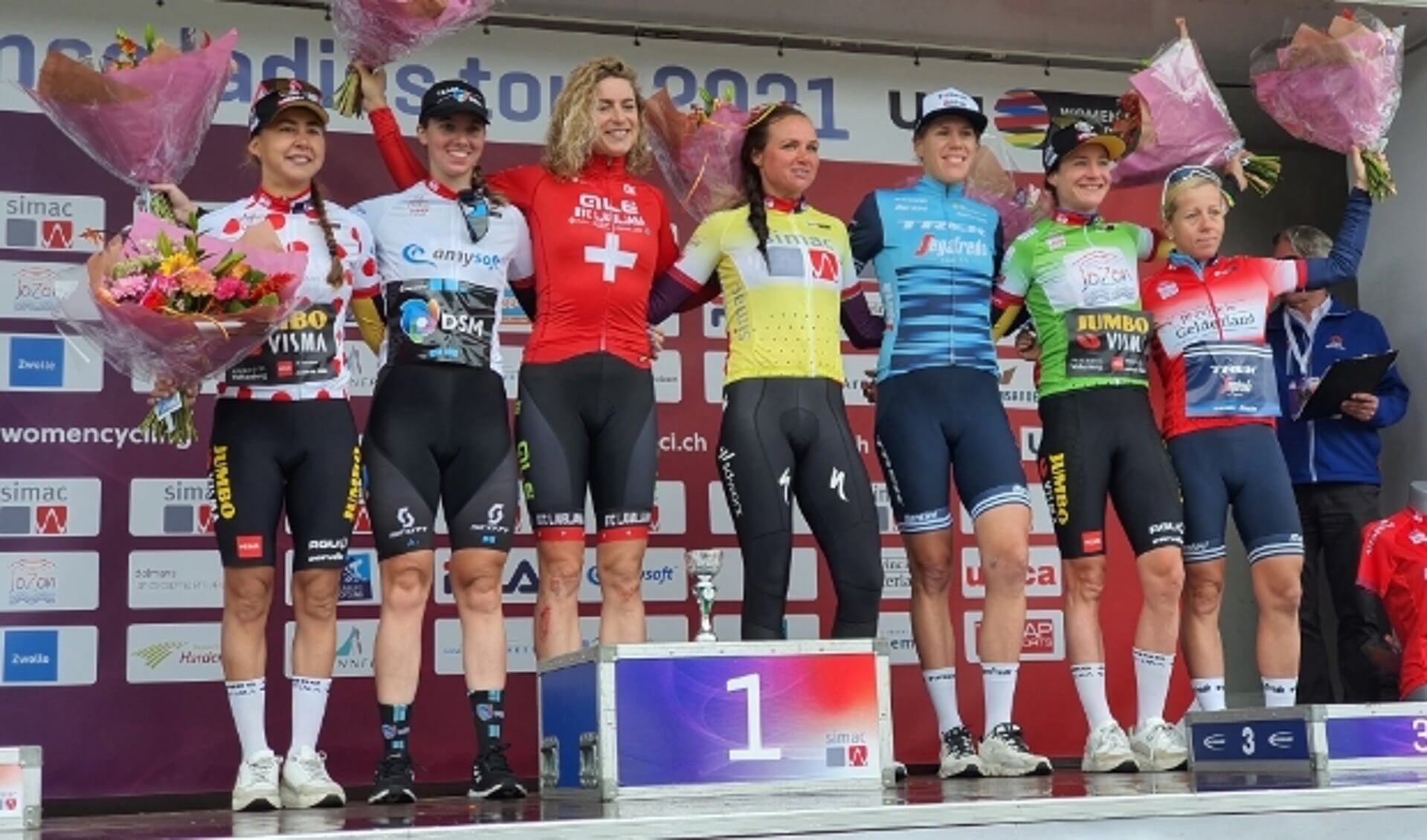 Alle winnaressen van de diverse truien in de Simac Ladies Tour. In het geel winnares Chantal Van den Broek-Blaak, in de groene trui Marianne Vos, die ook drie etappes, waaronder de slotrit in Arnhem, wist te winnen.