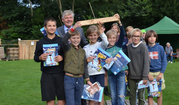 <p>Burgemeester Roest deelde drie prijzen uit aan de winnaars van de best gebouwde hutten. Team 21 won de prijs voor creatiefste hut. Zij bouwden een 'alienkerk'.</p>