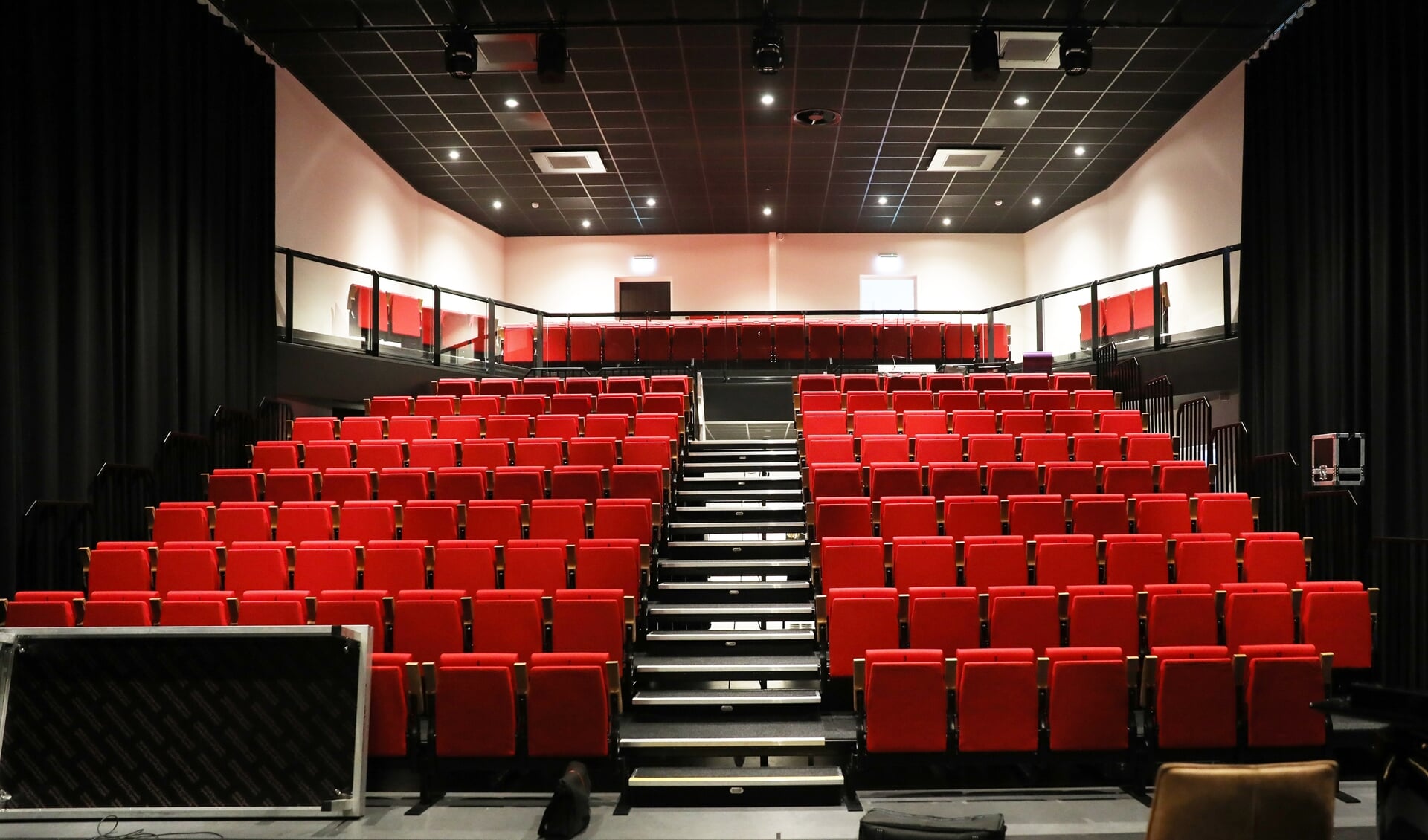 De zaal heeft plek voor tweehonderd man publiek en biedt de mogelijkheid voor theatervoorstellingen, lezingen en andere culturele bijeenkomsten.