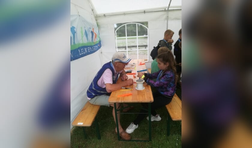 Kinderen leren tuige te maken