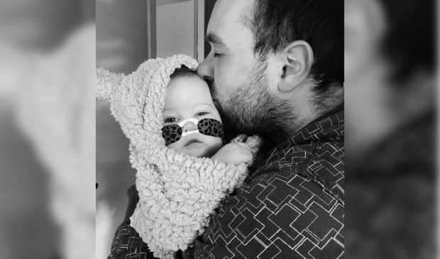 Vader Marcel met de kleine Maud in zijn armen.