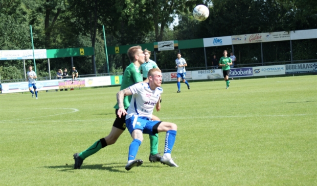 <p>Doelpuntenmaker Beemsterboer wordt zwaar op de huid gezeten door zijn tegenstander</p>