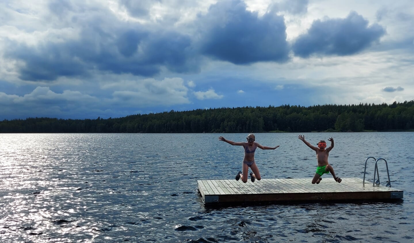 Deze foto is 12 augustus 2021 gemaakt in het zuiden van Zweden. Onze kinderen genoten van het zwemmen in de Zweedse meren!