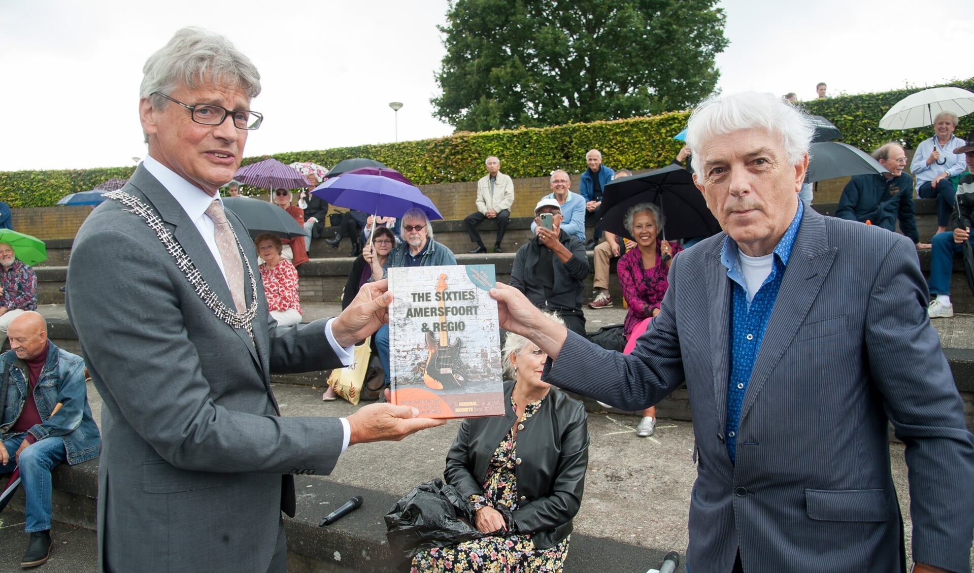 Auteur Jacques Smulders en burgemeester Lucas Bolsius. 