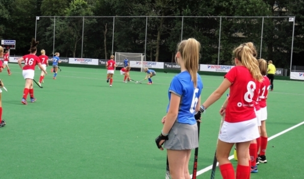 <p>De meisjes C1 van WMHC (in de rode shirts) in actie tijdens het Tophockey Toernooi.</p>