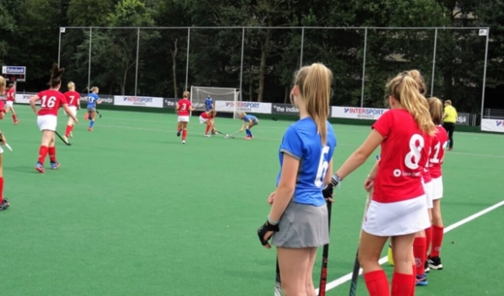 De meisjes C1 van WMHC (in de rode shirts) in actie tijdens het Tophockey Toernooi.