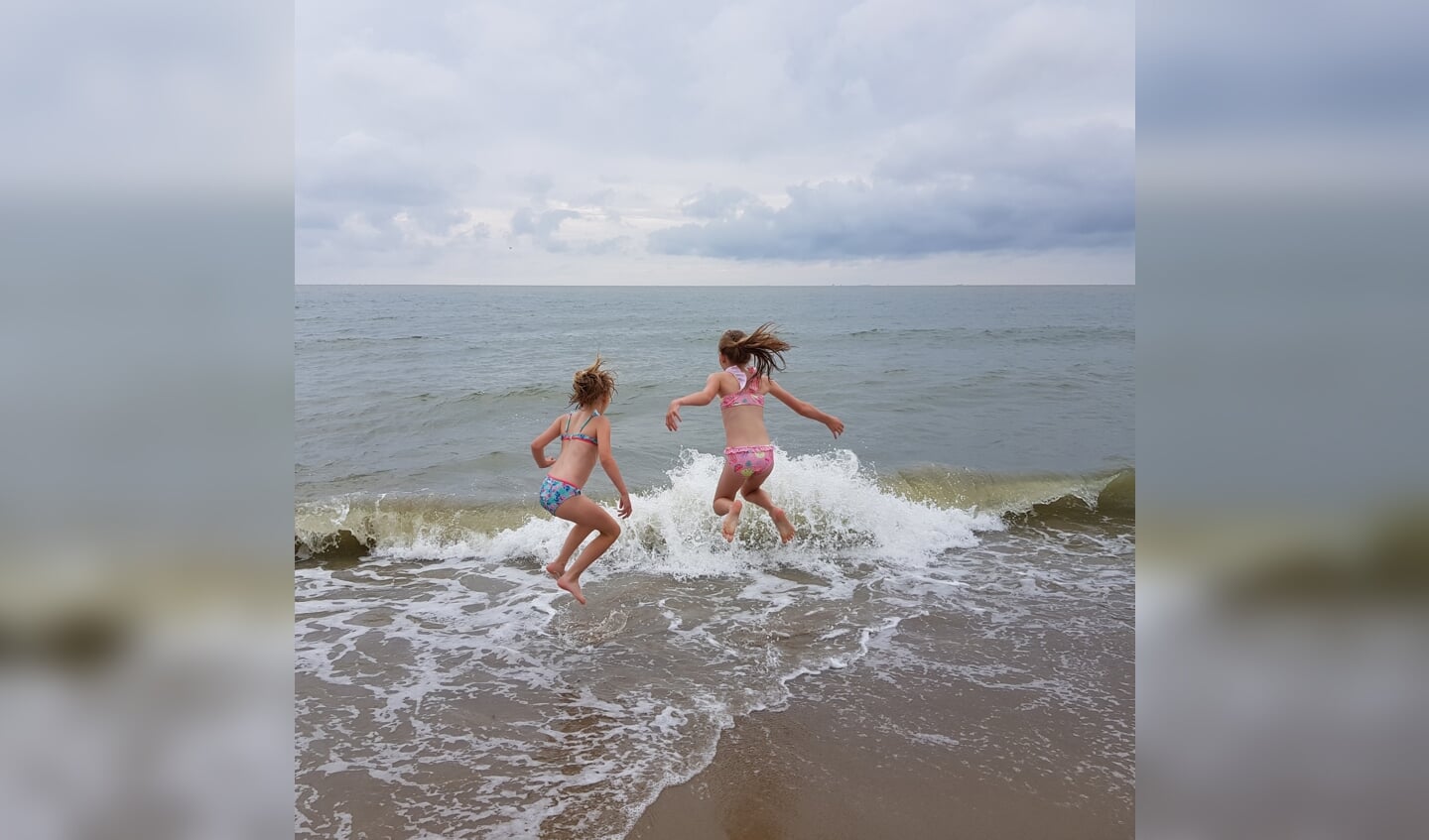 Vriendinnen Lise en Ilse genieten van een frisse duik in de zee bij Ouddorp!

 