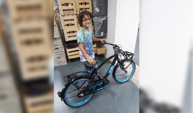 Blij met de nieuwe fiets van Stichting Leergeld