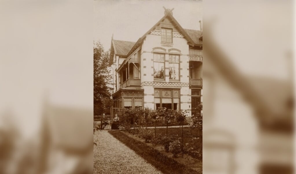 Villa Bandoeng (1901) aan de Soestdijkseweg, met de eerste bewoners Daniël Male en Hermina van der Schuijt. De villa is op Open Monumentendag te bezoeken. 