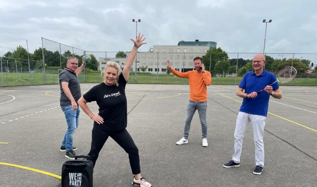 <p>(Vlnr) Harrie Vreekamp, Pauline de Jager, Raymond Woesthoff en Jan Molenkamp op sportpark Zielhorst.</p>