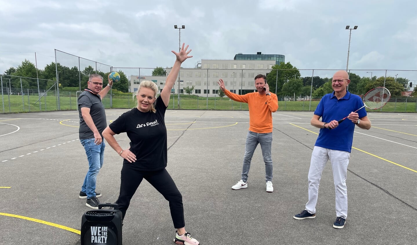 (Vlnr) Harrie Vreekamp, Pauline de Jager, Raymond Woesthoff en Jan Molenkamp op sportpark Zielhorst.