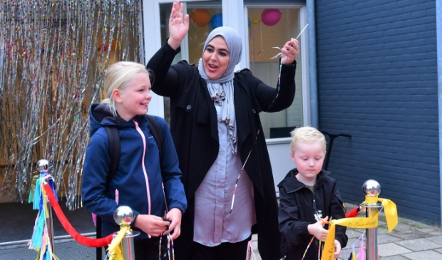 De leerlingen Sanne en Sem hadden de eer om met onderwijswethouder Nadya Aboyaakoub het lint door te knippen.