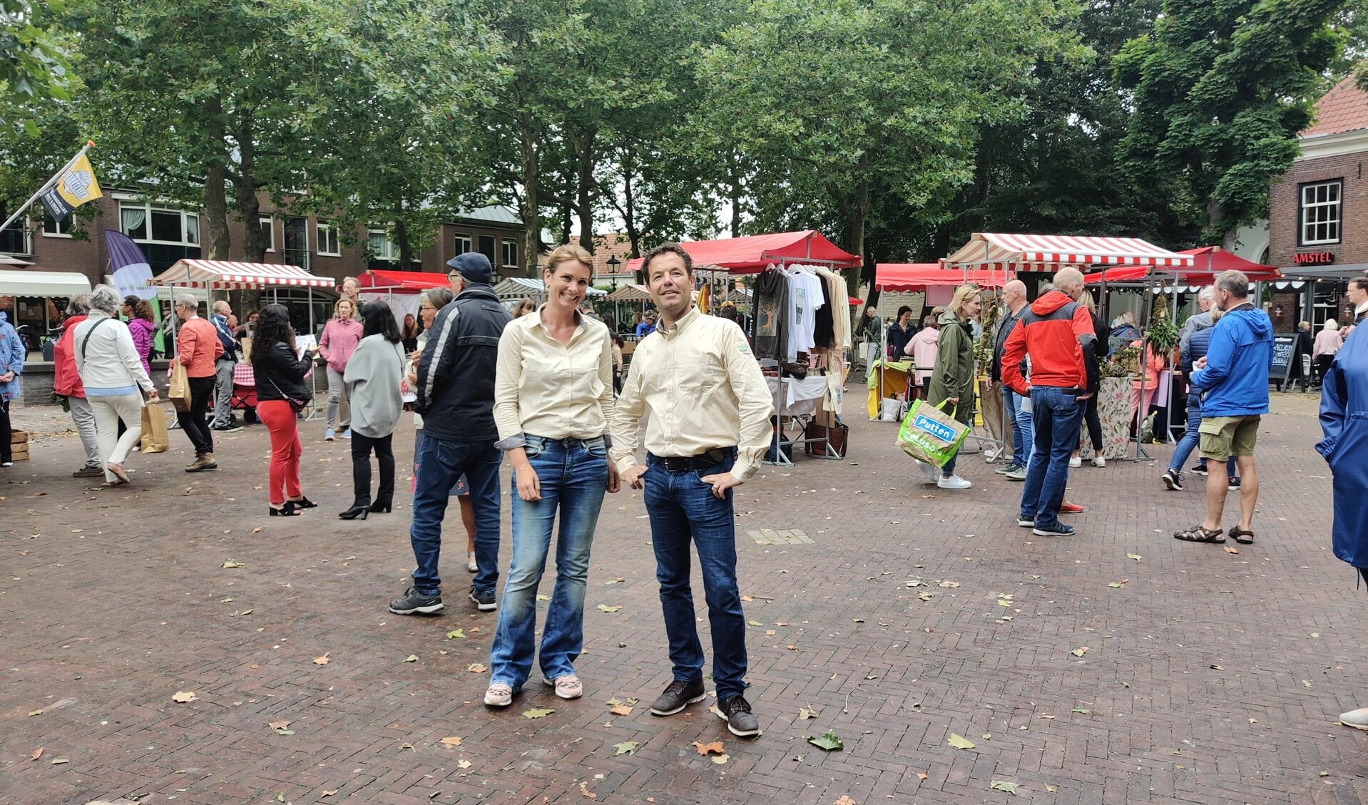 Miriam de Jong en Martijn Steenman organiseren de streekmarkt in het Oude Dorp