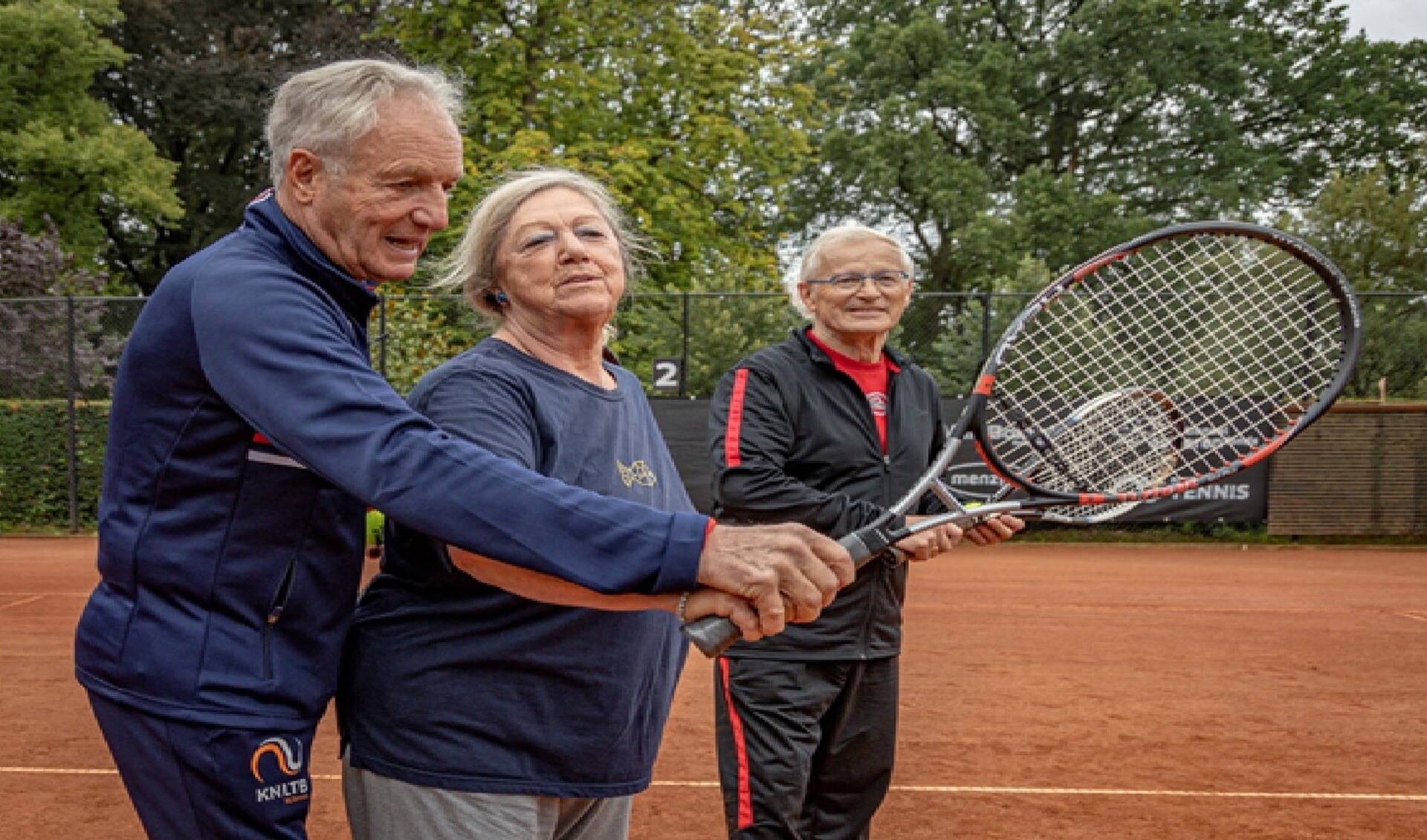 Laagdrempelig leren tennissen tijdens een les OldStars Tennis