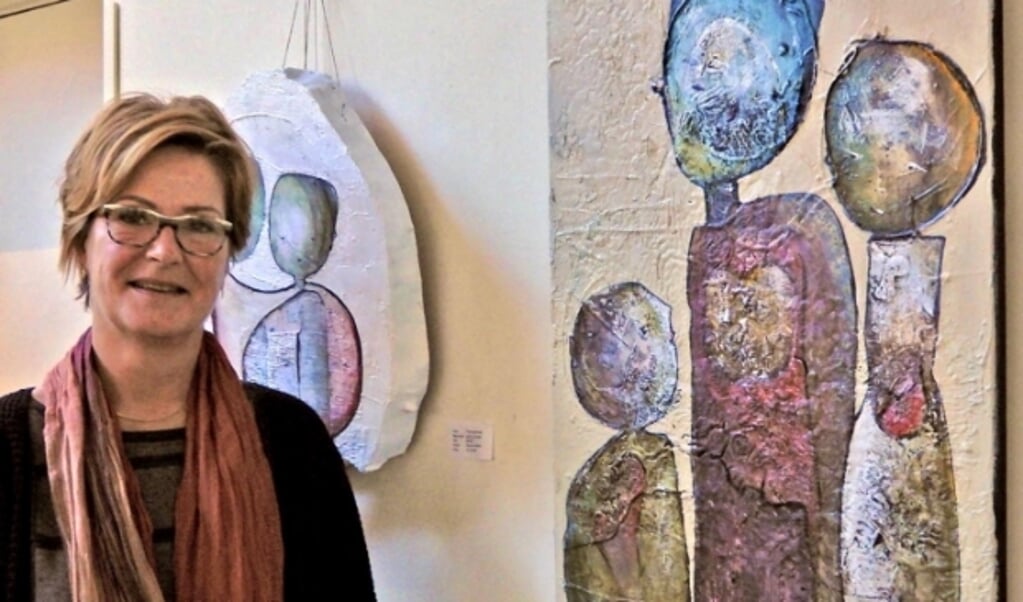 Karin Loenen met een aantal van haar kunstwerken. 