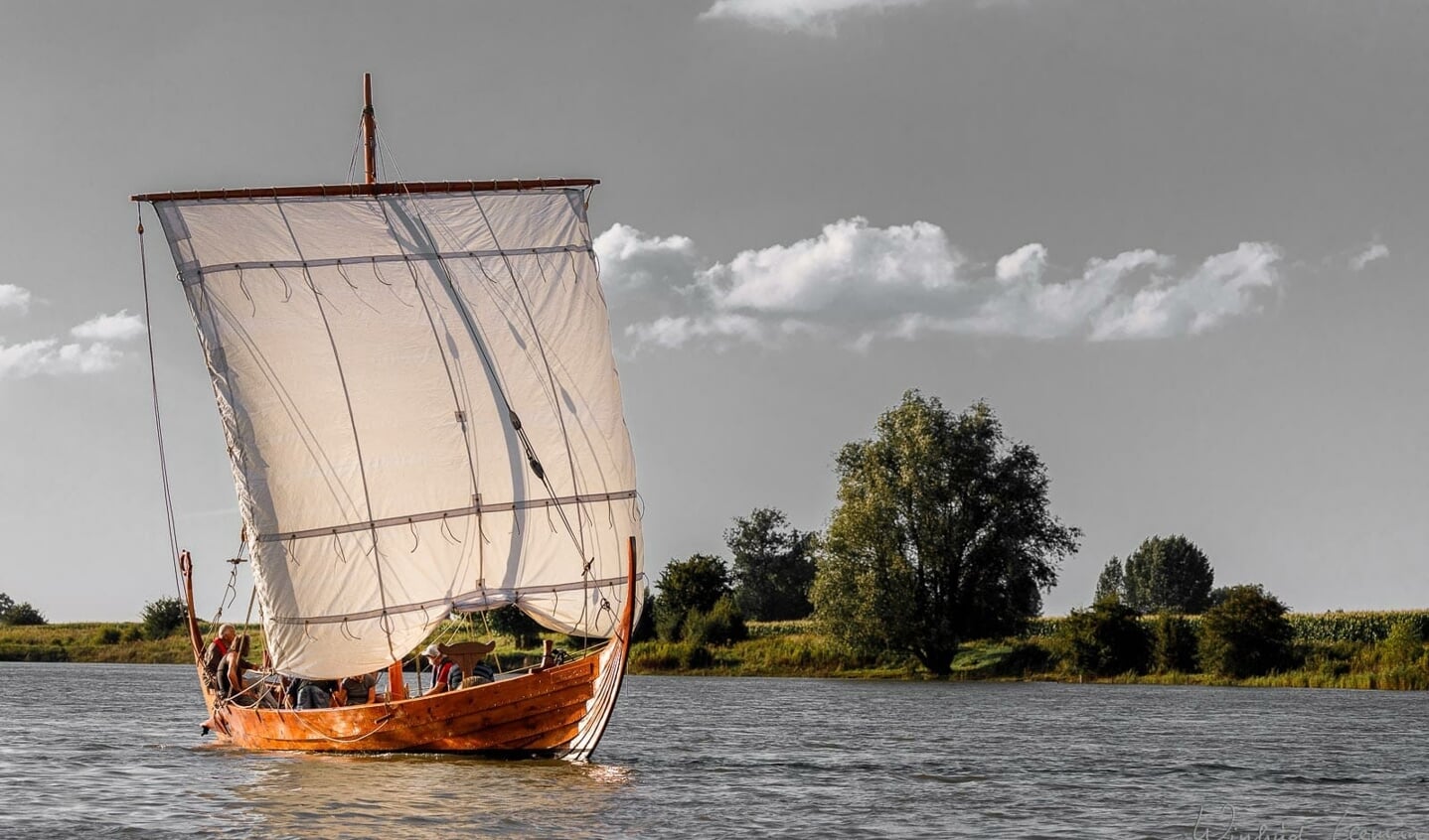 Eerste vaartocht Vikingschip met zeil
