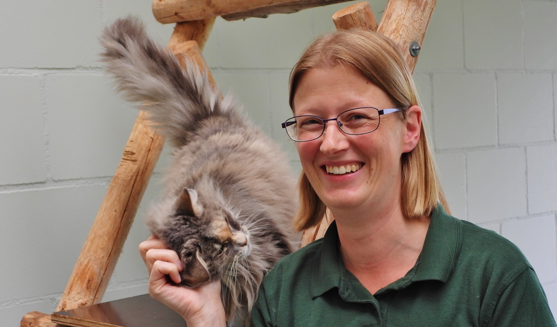 Marlise Koop-Schep met haar kat Heavy in één van de kattenverblijven.