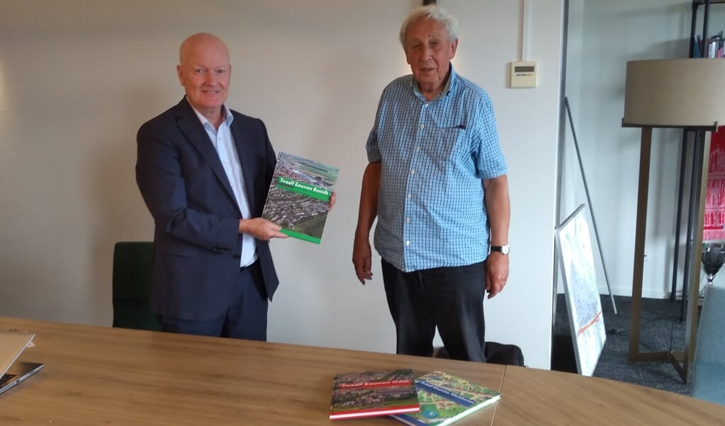 Burgemeester Ruud van Bennekom nam het boek in ontvangst van schrijver Jan Kleinpenning.