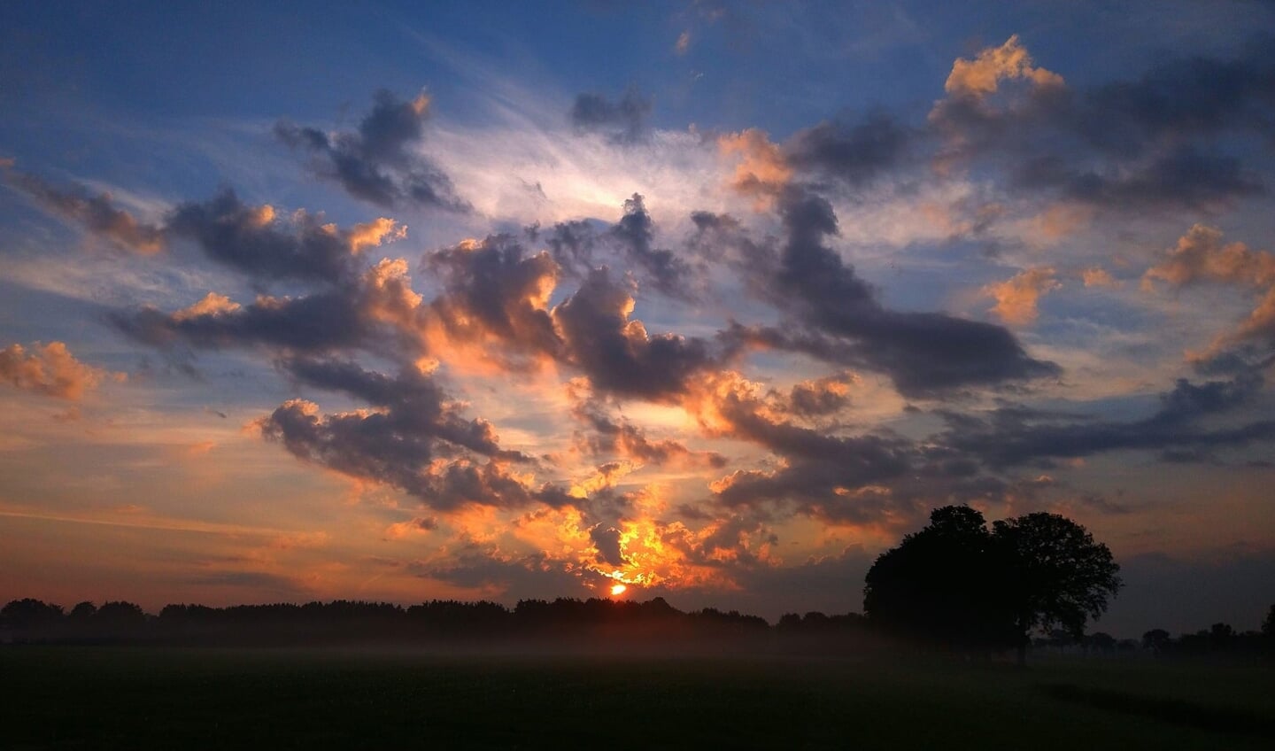 Een prachtige zonsopgang,  gemaakt op het fietspad tussen Overberg en Scherpenzeel met de lens richting Veenendaal.  