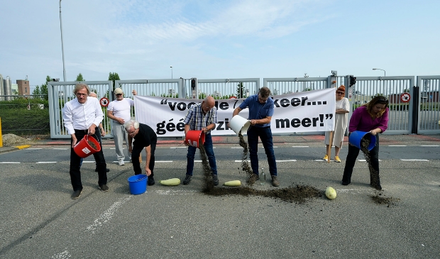 <p>'Voor de 75e keer, géén lozingen meer' was zaterdag te lezen op het spandoek.</p>