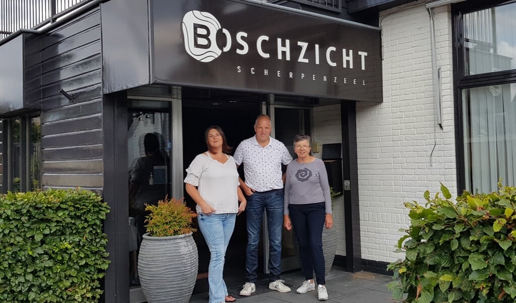 In het najaar zal Nico Klumpenaar, op de foto geflankeerd door zijn vrouw Klazien en moeder Corrie, de deuren van Boschzicht definitief gaan sluiten.