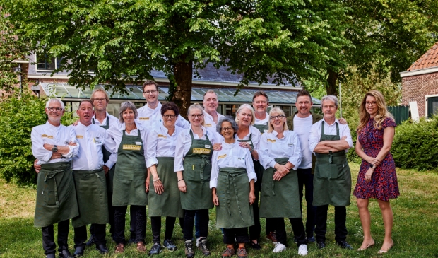 <p>Wilma uit Hoevelaken, zesde van rechts, is binnenkort te zien in het programma Restaurant Misverstand.</p>