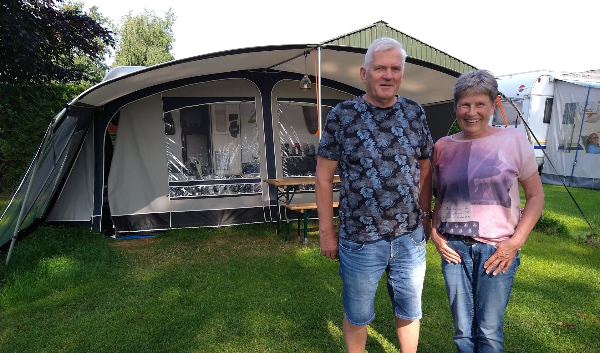 Adri en Lena Riksen hebben hun caravan en voortent opgezet op camping de Maaneschijn in Nijkerk.