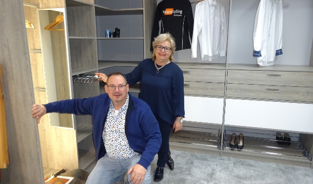 <p>Dorine en Hans bij hun kasten op maat.</p>