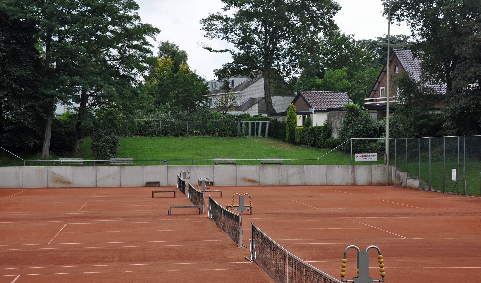 Op de voorste tennisbaan moeten de drie padelbanen verrijzen. 