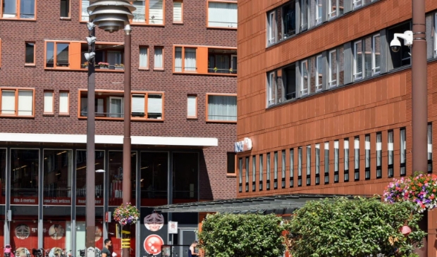 <p>De camera hangt rechtsboven.</p>