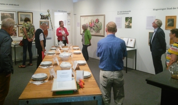 <p>Geert van Rumund leidt bezoekers rond in eigen expositie. </p>