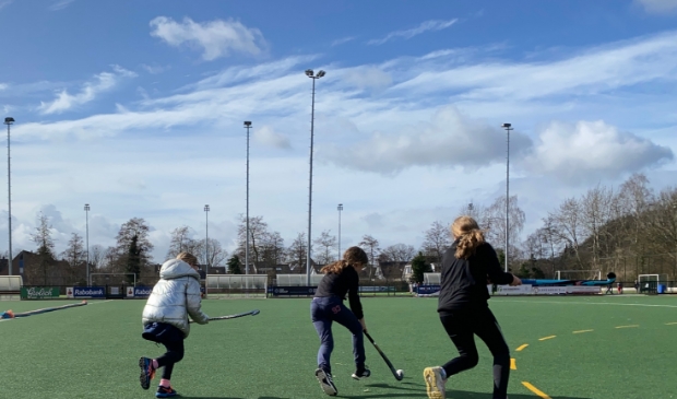 Schoolhockey was een geslaagd evenement in coronatijd bij MHC Hoevelaken.