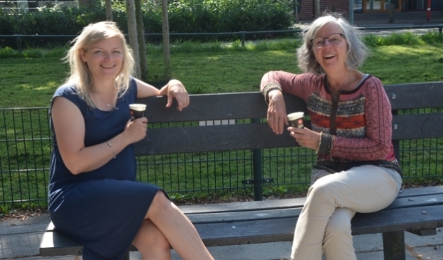 <p>Marja van Engelen-Klei (links) en Marjon van Rooij-Vermeege van WIEL doen samen een bakkie op de bank.</p>