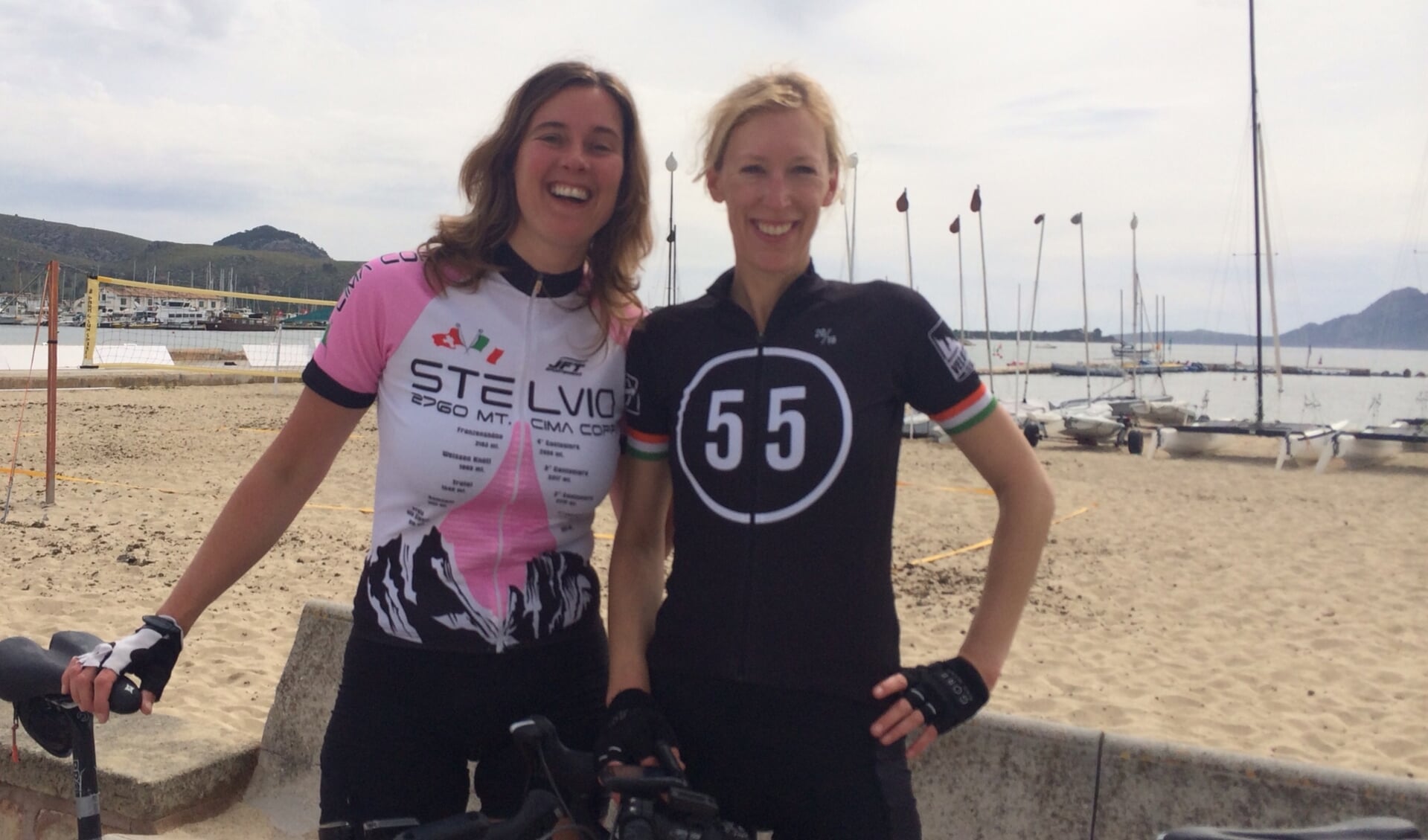 De Baarnse Karin van Dompselaar (links) stapt samen met vriendin Carolien op de fiets voor het Daniel den Hoed Fonds.