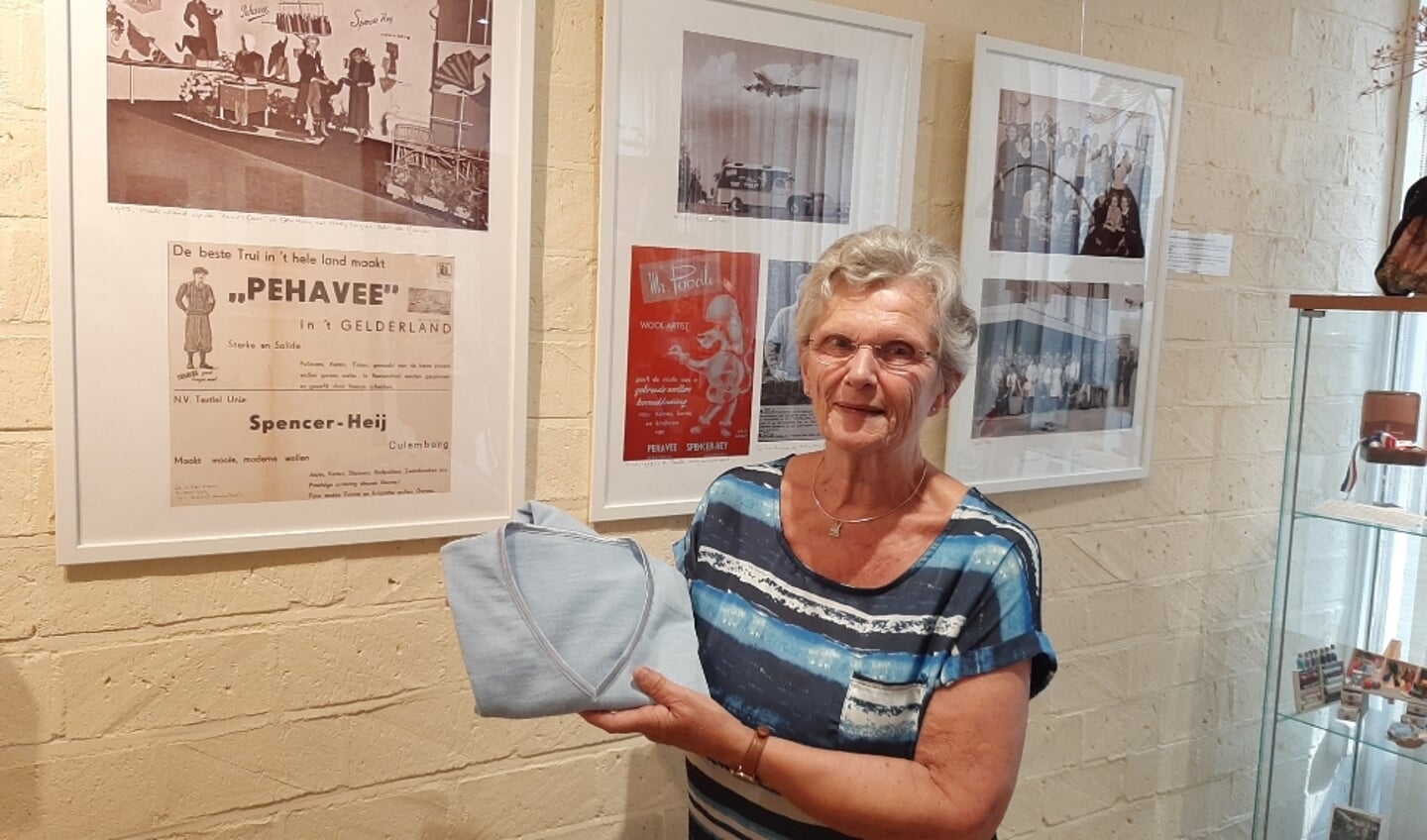 Alies Derwig toon een vest uit de fabriek van Heij. Het wordt nog steeds gedragen! Zij staat hier in haar galerie in Culemborg waar een kleine expositie is ingericht.