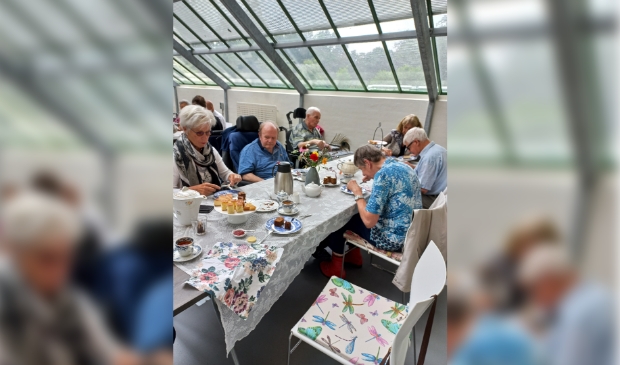 Gasten Zonnebloem Doorn genieten van high tea in theehuis Bartimeus.
