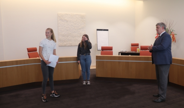 <p>Lotte en Joyce overhandigden een brief namens de Puttense jongeren aan Lambooij. Het college ging ermee aan de slag.</p><p><br></p>