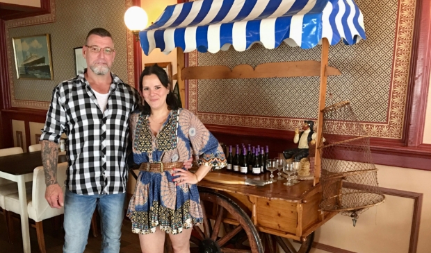 <p>Ronald en Priscilla Lesage namen het Eetcafé over, vlak voordat de wereld op zijn kop kwam te staan.</p>