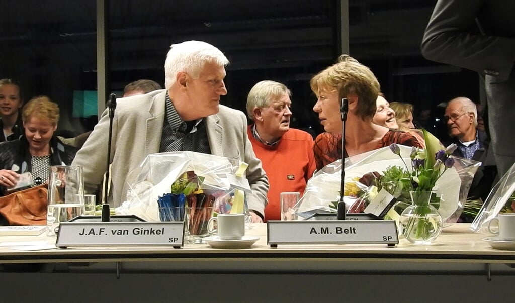 Guus van Ginkel (links) en vertrekkend fractievoorzitter Annet Belt (rechts)