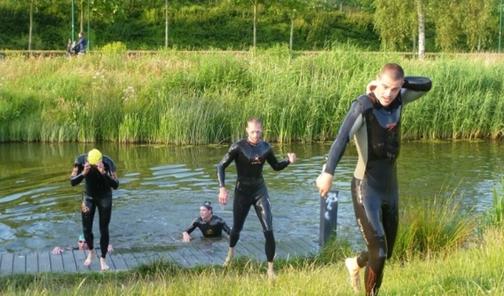 De 38e triathlon in Veenendaal start in het water van de Grift 