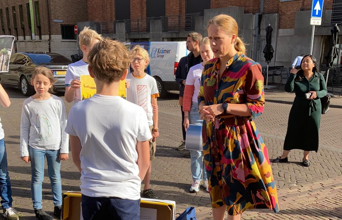 De kinderen in gesprek met minister Carola Schouten