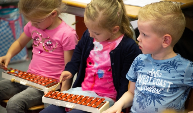 Bij Muziekschool Barneveld kunnen jonge kinderen spelenderwijs kennismaken met muziek.