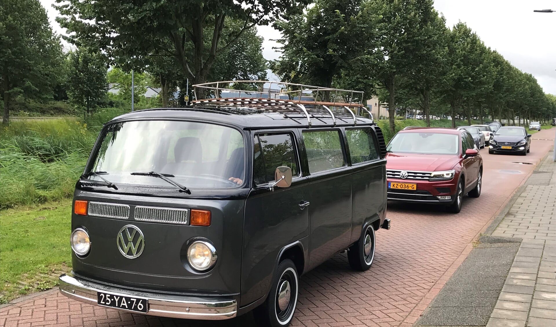 In een klassieke Volkswagen rouwauto van het type T2 uit 1975 werd Kees naar crematorium Haarlemmermeer gebracht 