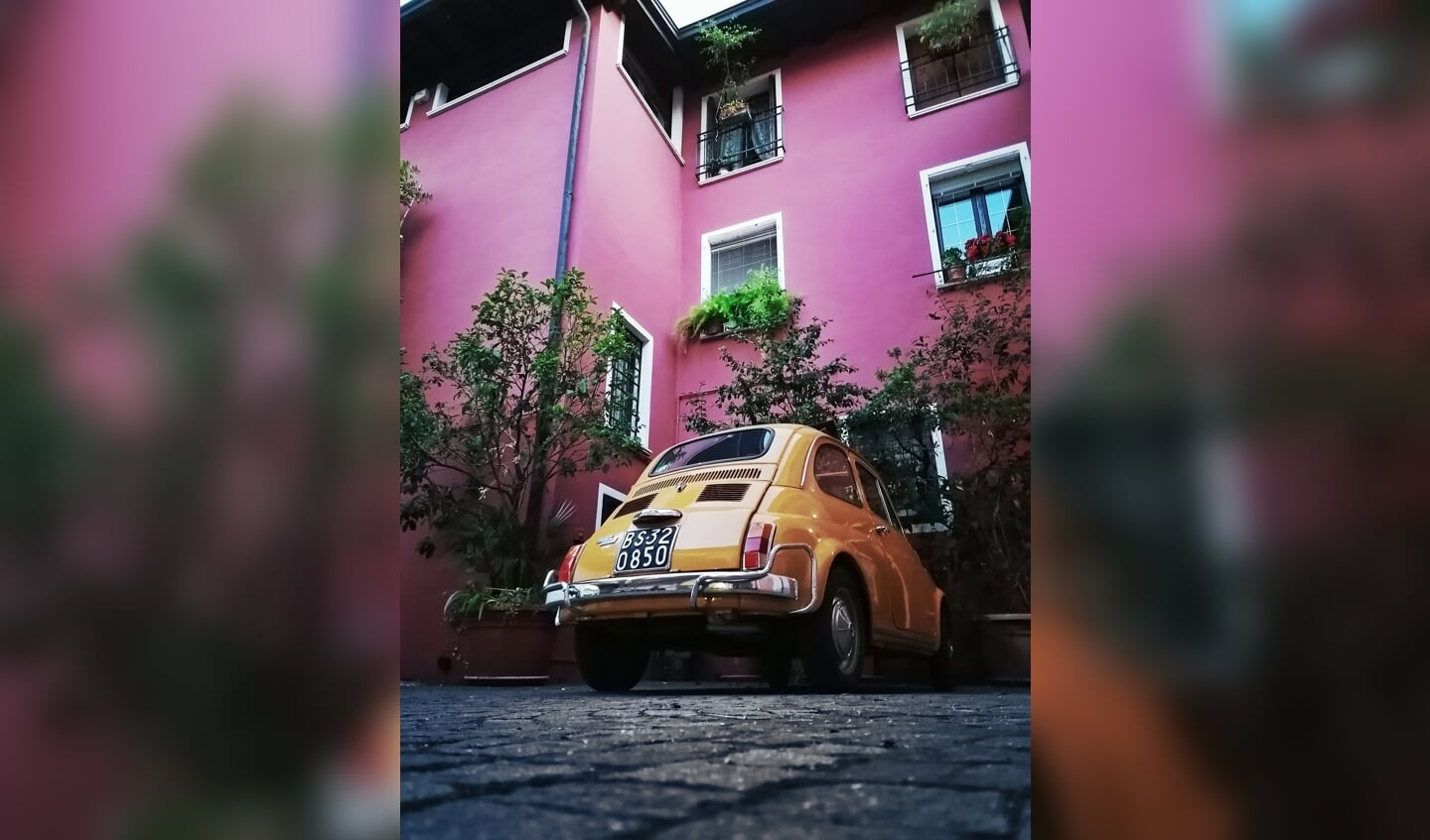 ,,Deze sfeervolle foto van een oude Fiat 500 is gemaakt in Moniga Del Garda in Italië op 31 Juli.
